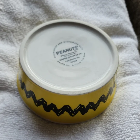 Peanuts Yellow and White Dog Bowl with Zigzag Design - Picture 3 of 8